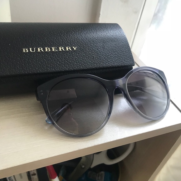NAVY BURBERRY SUNGLASSES